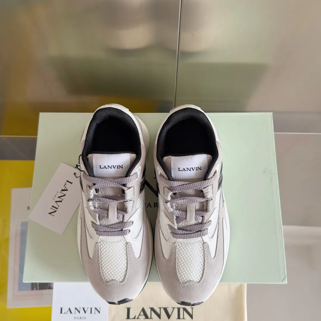 Top version: Couple model 290 Lanvin Lanvin's latest Jla series Couple model Mesh Thick sole Casual sports shoes Running shoes Original purchase, development and production This men's and women's sports shoes are light and comfortable, and the mesh design makes the uppers lighter. They are not afraid of stuffy feet, and the shoes look fashionable when paired with skirts and trousers. The upper is decorated with LANVIN's classic •J logo. The curved lines pay tribute to the circular element of the LANVIN logo, showing the brand's ingenuity. This shoe combines sports, fashion and craftsmanship. The delivery counter has exquisite packaging 🛍📦 ▪️ Fabric: Original customized mesh + cowhide ▪️ Lining: Original imported breathable mesh ▪️ Sole: Exclusive molded foam + TPU material ▪️ Bottom thickness: 4CM ▪️ Size: Women's 35-41 / Men's 39-45